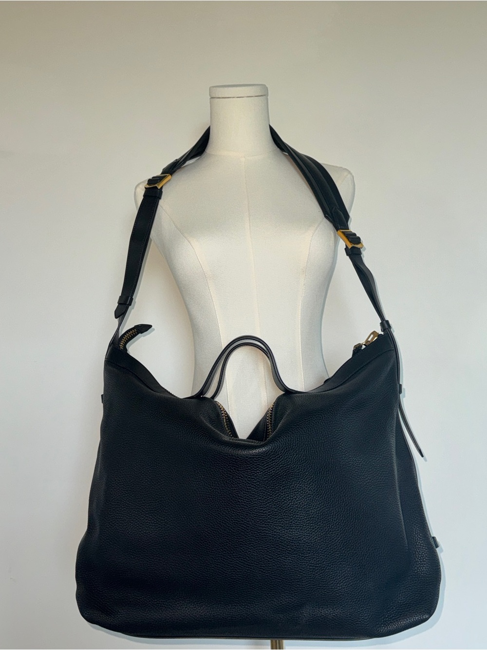 Tom Ford Black Grain Leather Oversized Hobo with Gold Hardware - Picture 4 of 6